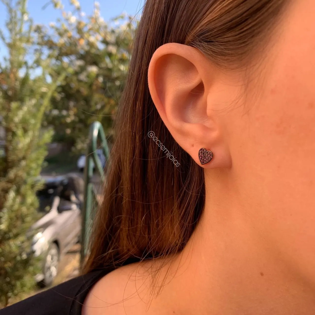 Brinco coração pequeno cravejado - banhado a ouro 18k