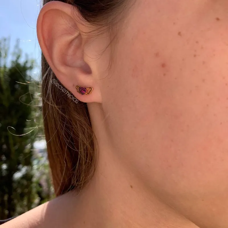 Brinco coração pequeno cravejado com asas - banhado a ouro 18k