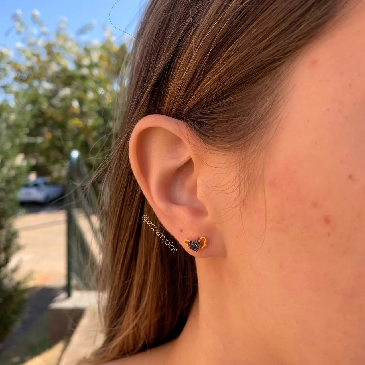 Brinco coração pequeno cravejado com asas - banhado a ouro 18k