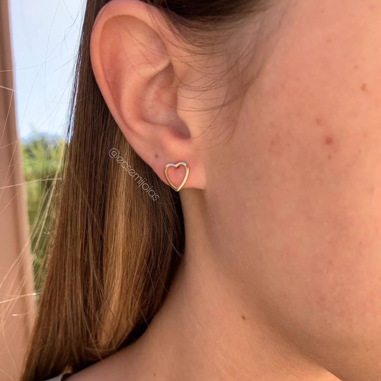 Brinco coração vazado - banhado a ouro 18k