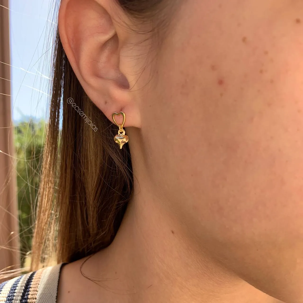 Brinco coração vazado com coração pendurado - banhado a ouro 18k