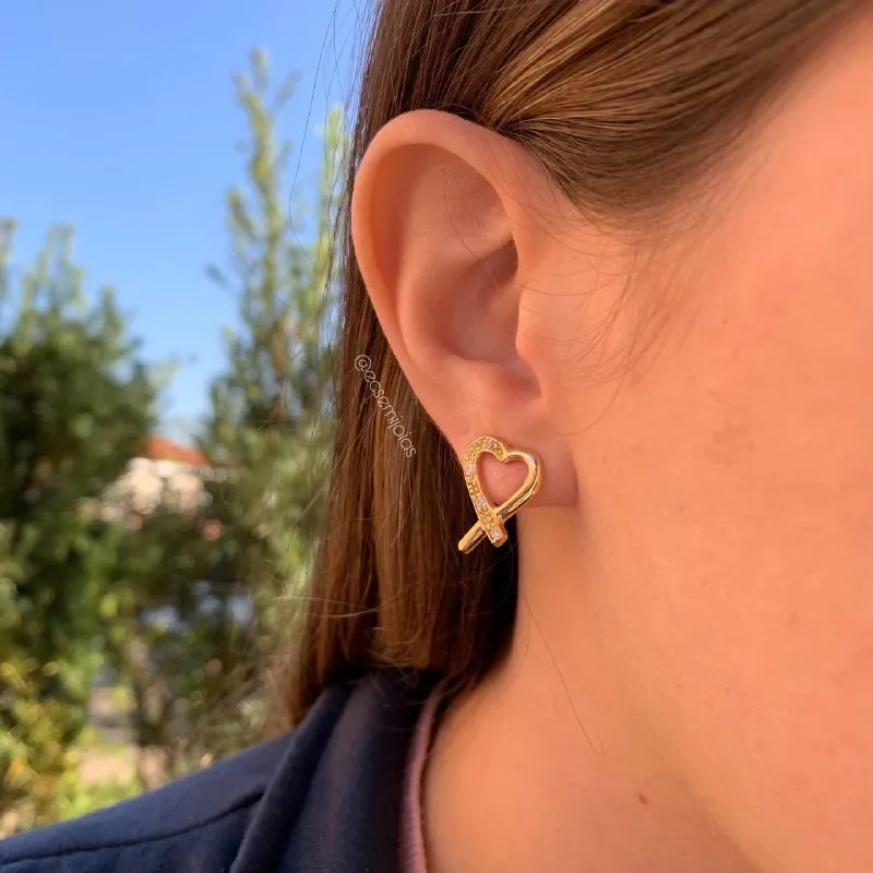 Brinco coração vazado cravejado na lateral - banhado a ouro 18k