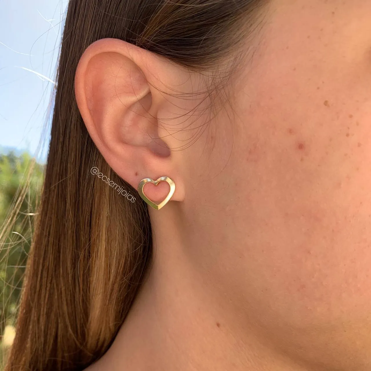 Brinco coração vazado liso 1,5 x 1,2 cm G - banhado a ouro 18k