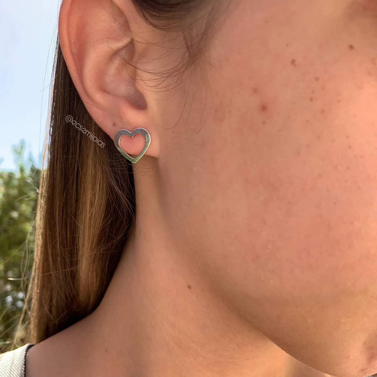 Brinco coração vazado liso 1,5 x 1,2 cm G - banhado a prata 925