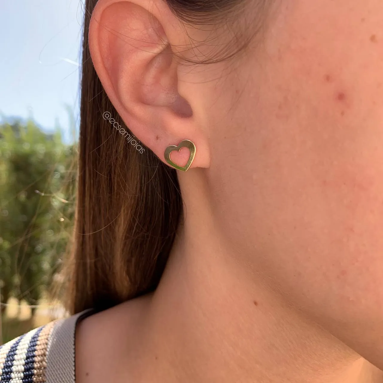Brinco coração vazado liso 1x1 cm - banhado a ouro 18k