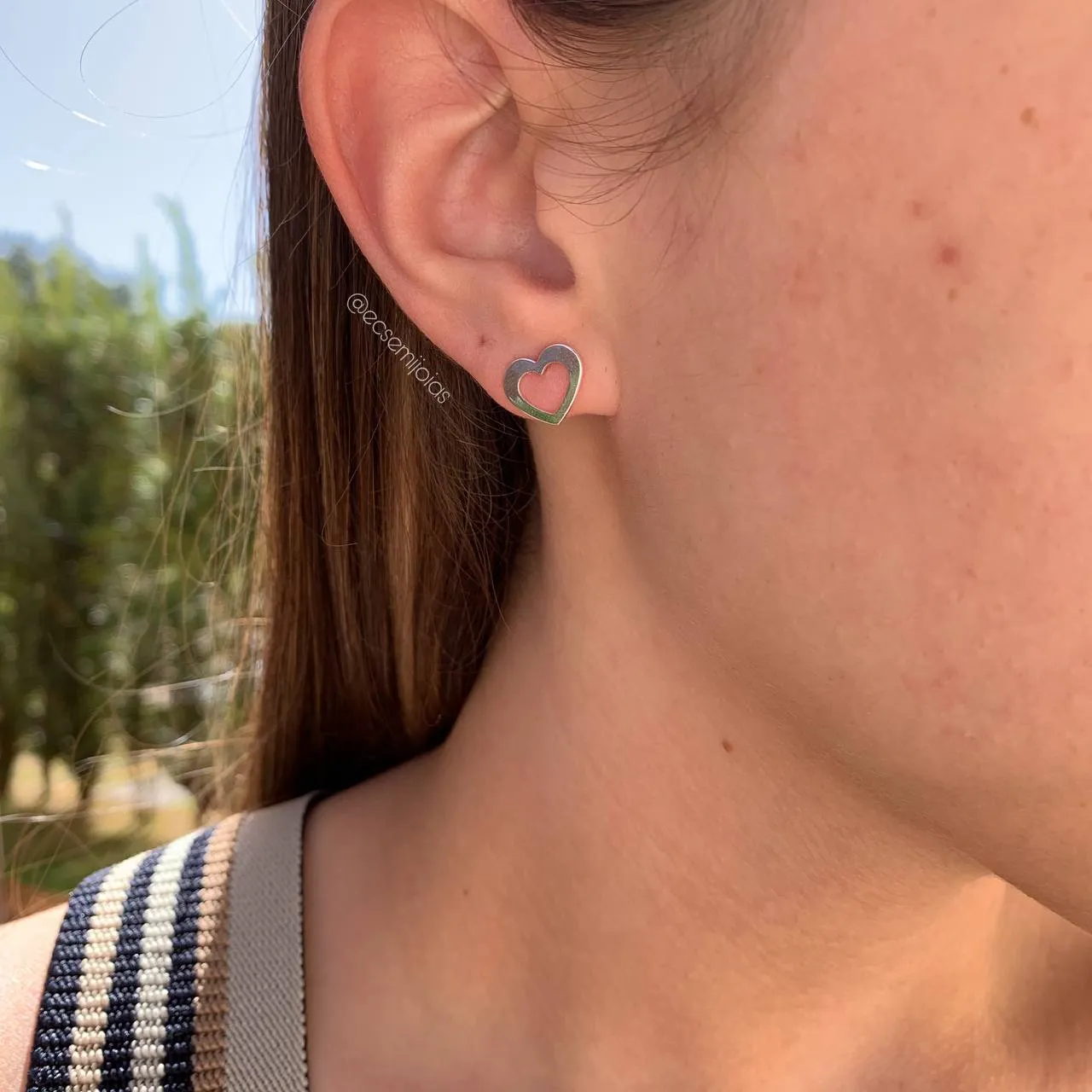 Brinco coração vazado liso 1x1 cm M - banhado a prata 925
