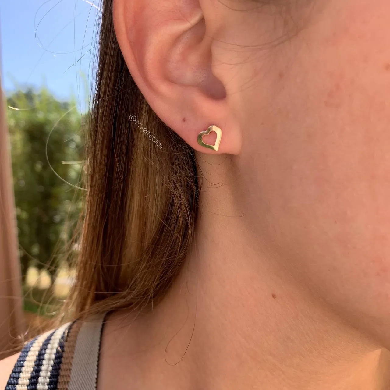Brinco coração vazado M 8 mm x 8 mm - banhado a ouro 18k