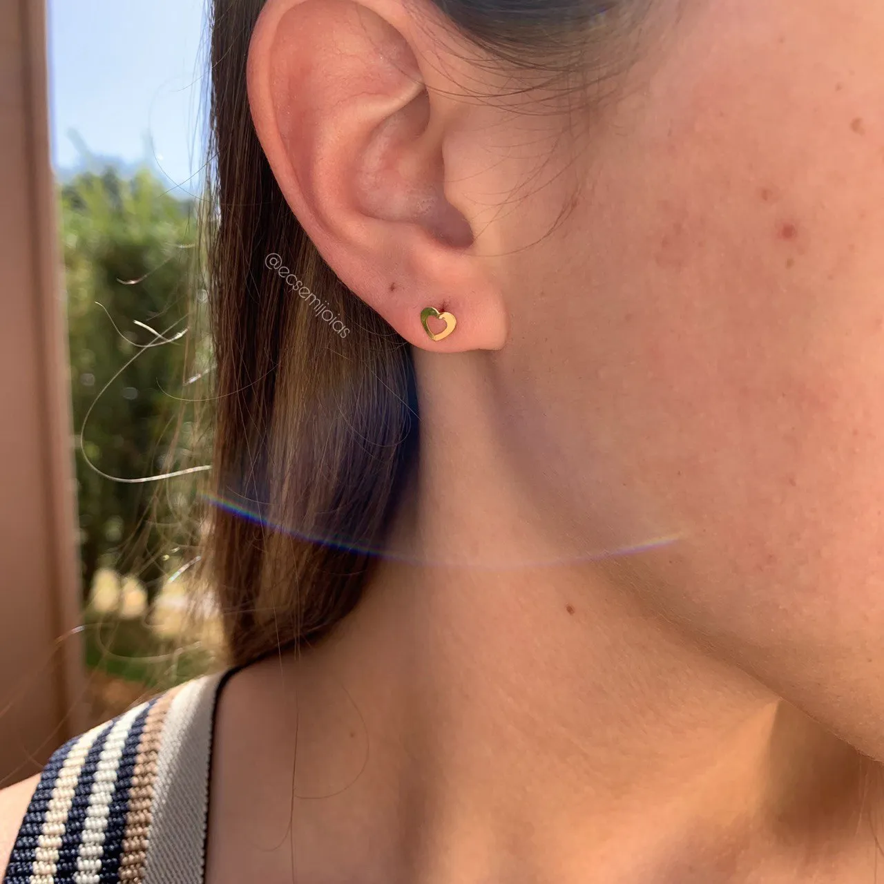 Brinco coração vazado P 6 mm x 6mm - banhado a ouro 18k