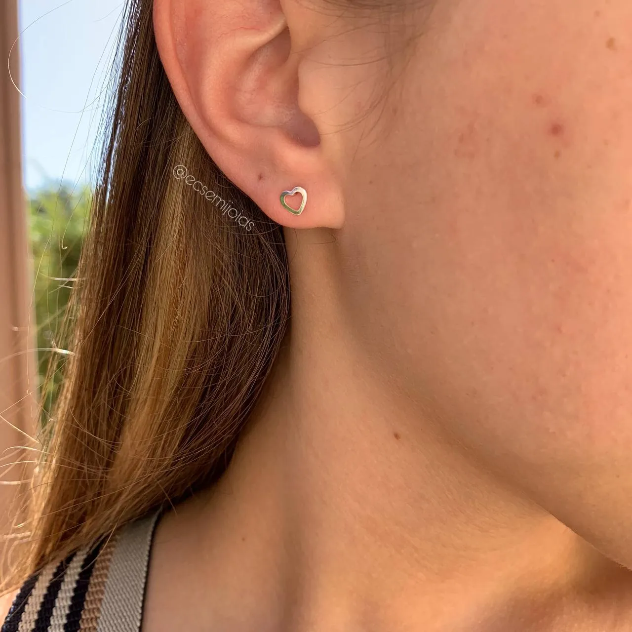 Brinco coração vazado P 6 mm x 6mm - banhado a prata 925