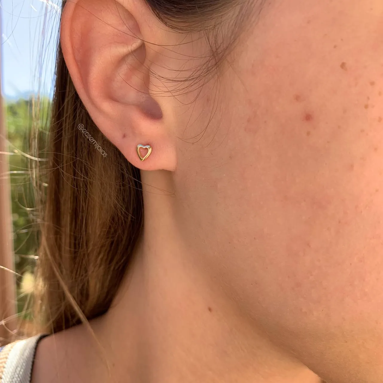 Brinco coração vazado P - banhado a ouro 18k