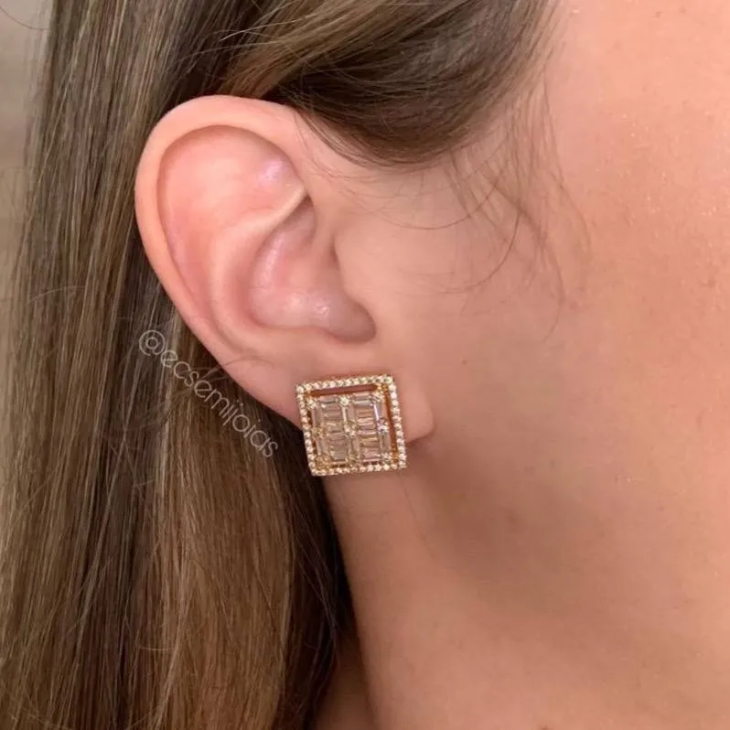 Brinco cravejado quadrado com baguetes e 4 quadrados no meio - banhado a ouro 18 k