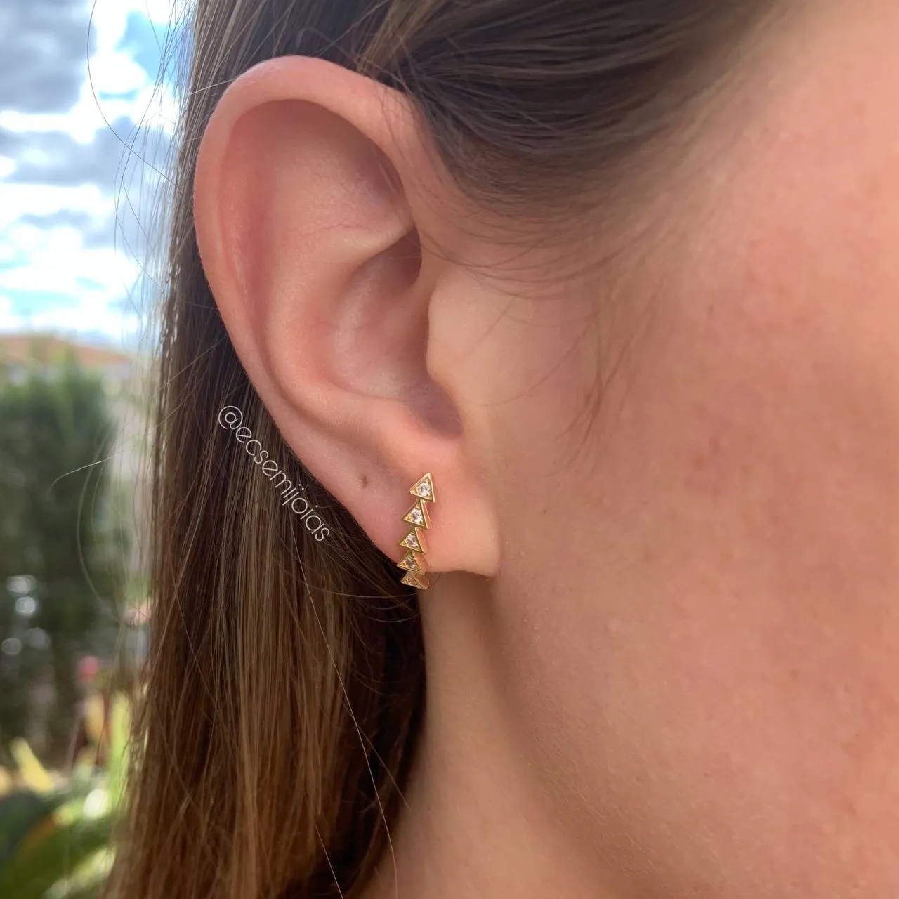 Brinco de 5 triângulos cravejados 15 mm - banhado a ouro 18k