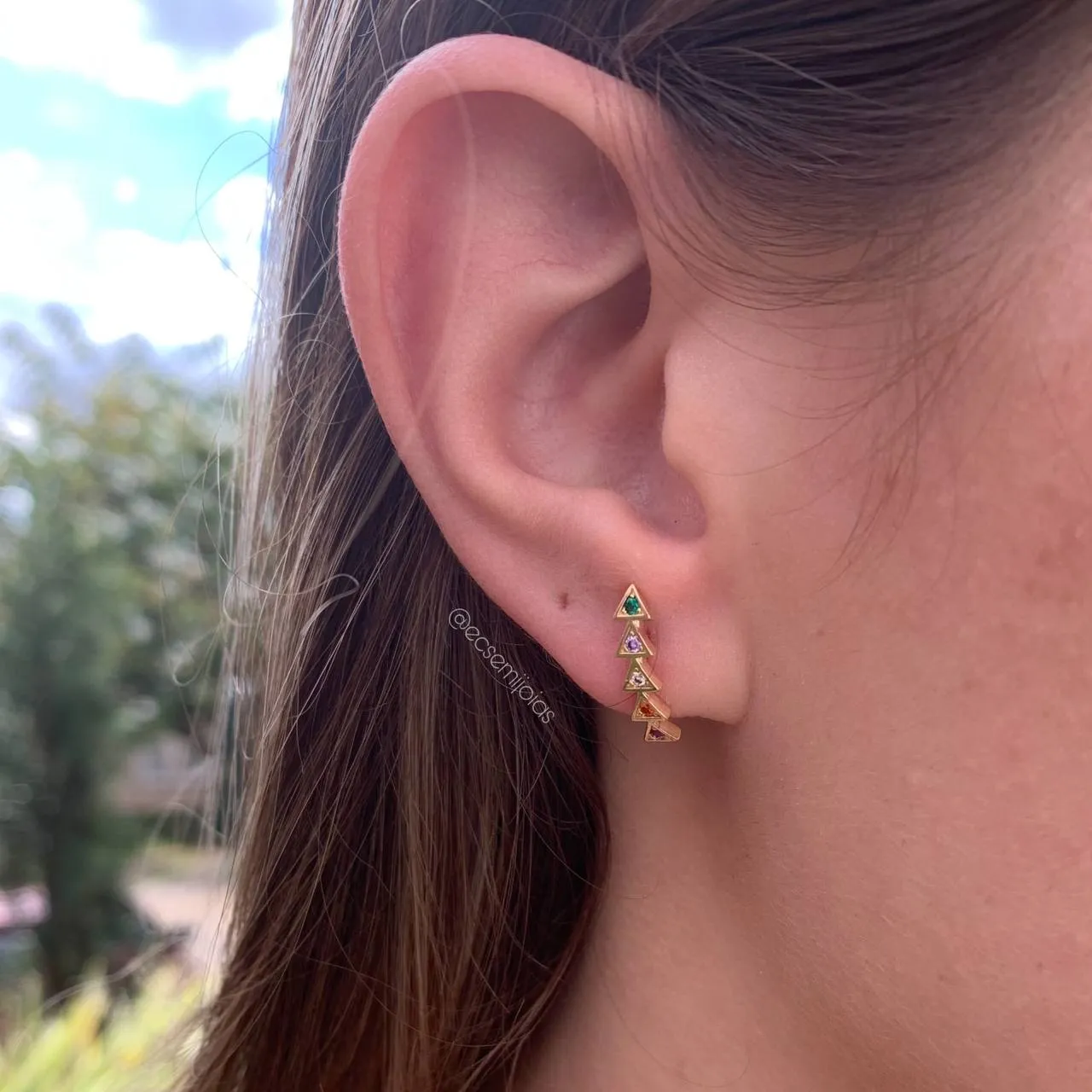 Brinco de 5 triângulos cravejados 15 mm - banhado a ouro 18k