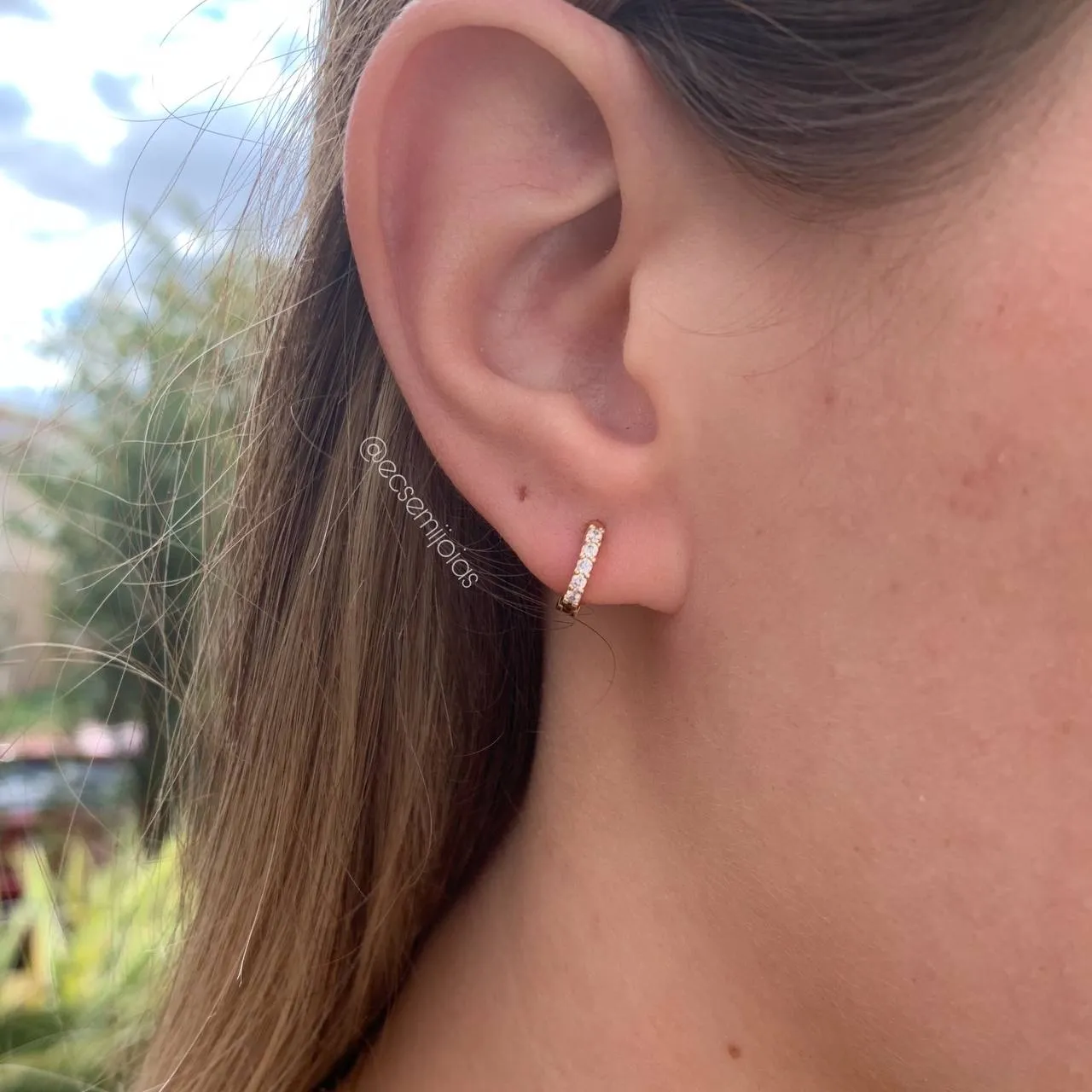 Brinco de argola 11mm cravejada 5 zircônias  P -  banhado a ouro 18k