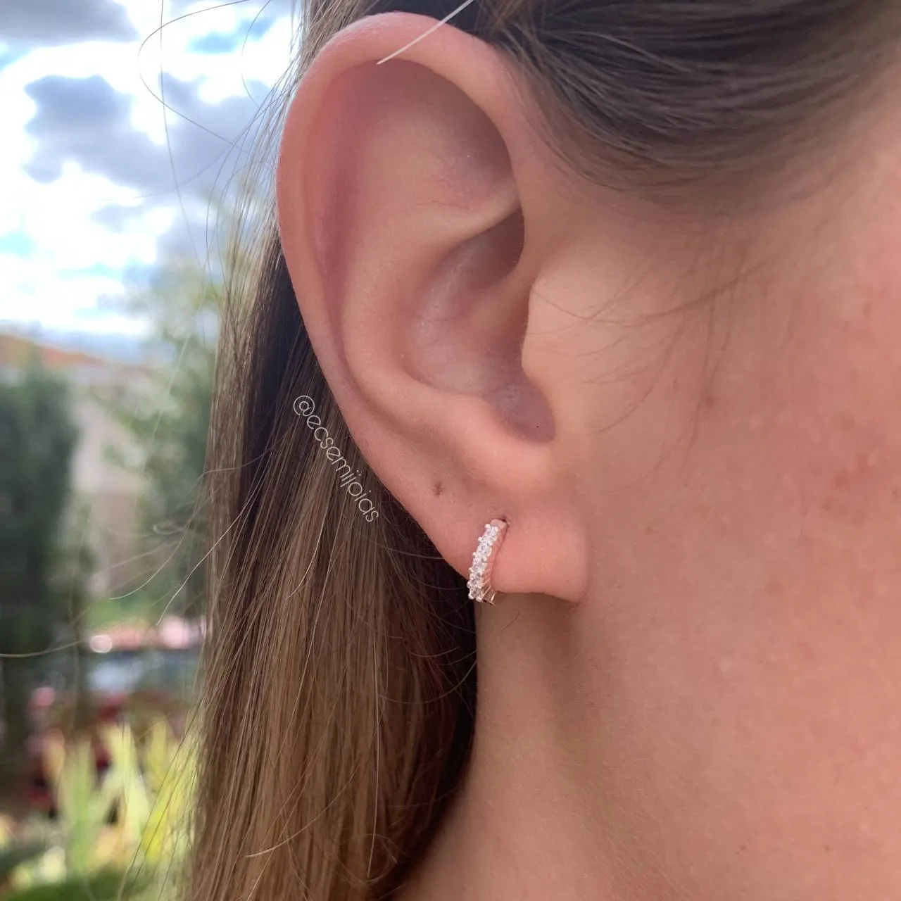 Brinco de argola 11mm cravejada 5 zircônias  P -  banhado a prata 925