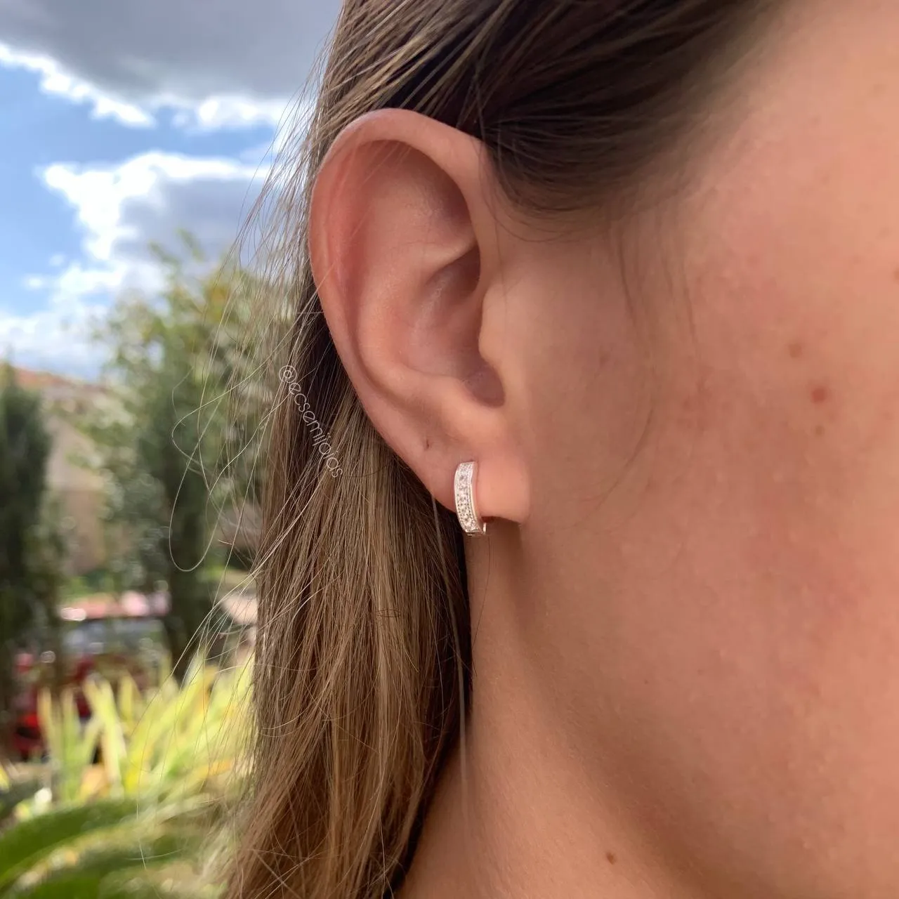 Brinco de argola 12 mm 1 fileira 7 zircônias M - banhado a prata 925