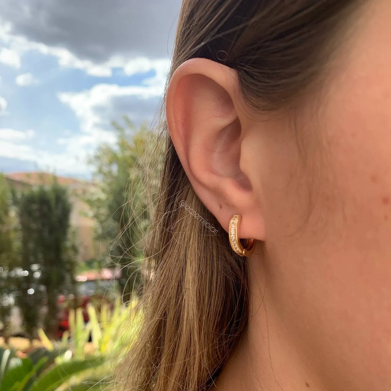 Brinco de argola 14 mm 1 fileira 10 zircônias G - banhado a ouro 18k