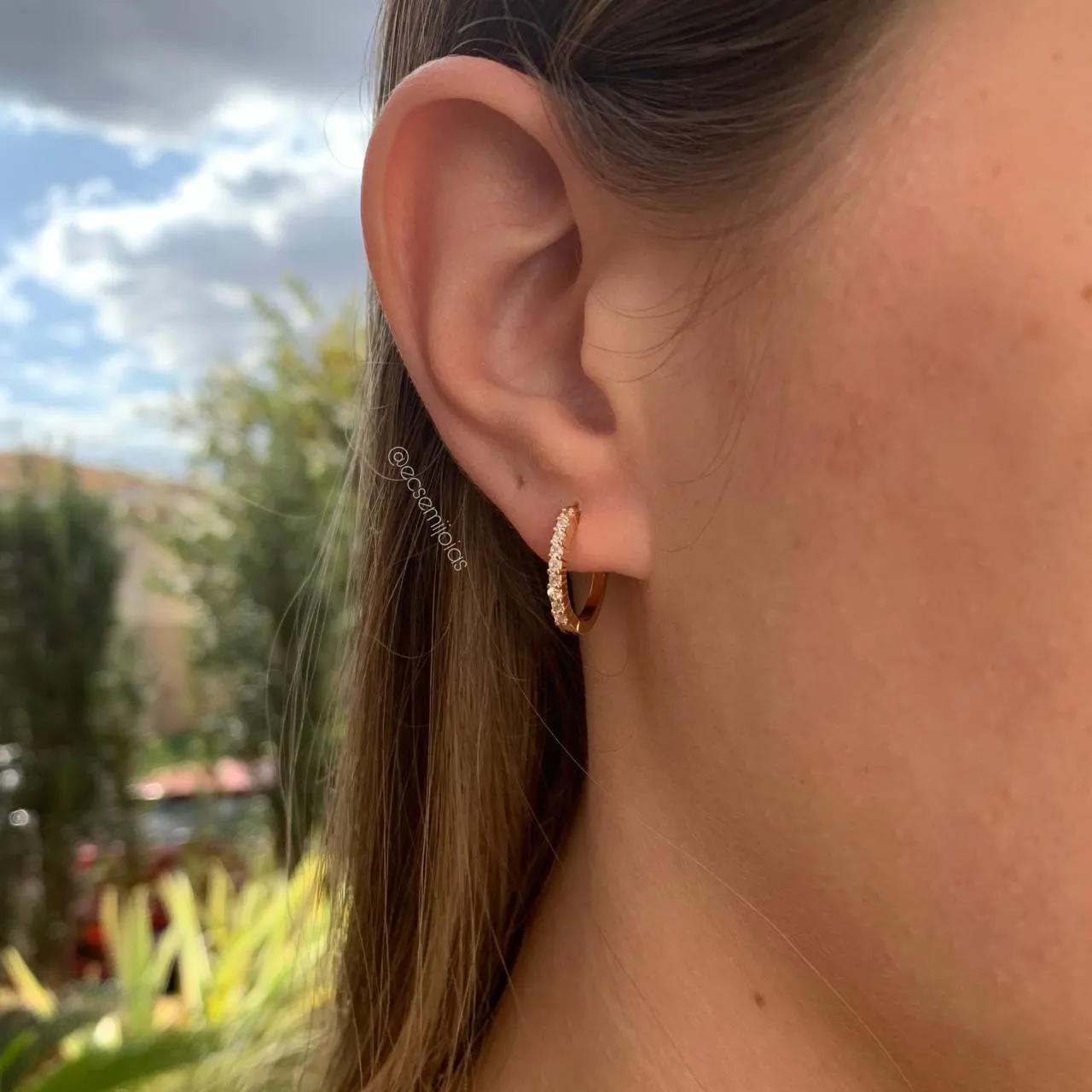 Brinco de argola 15mm cravejada 9 zircônias  G-  banhado a ouro 18k