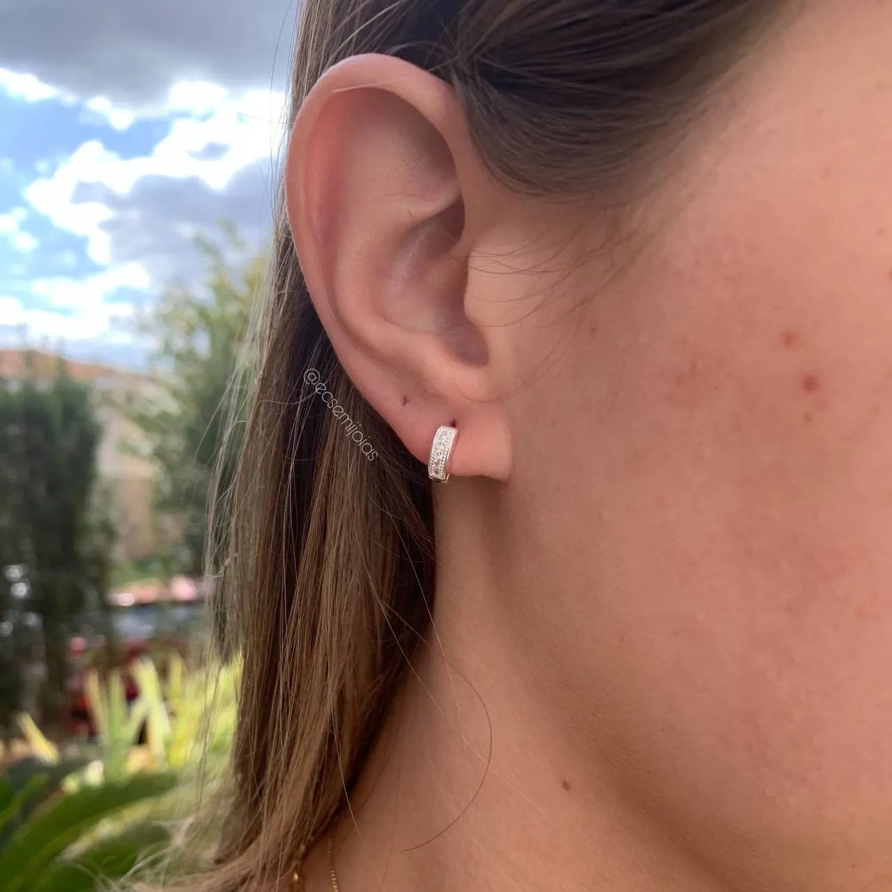 Brinco de argola 9mm 1 fileira cravejada 5 zircônias P - banhado a prata 925