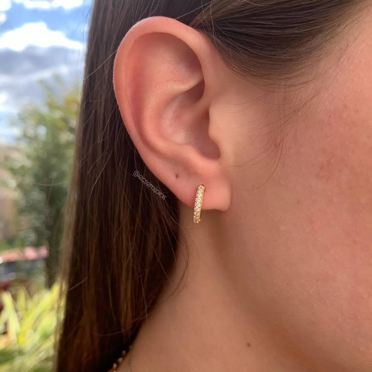 Brinco de argola cravejada com 10 zircônias 13 mm M- banhado a ouro 18k