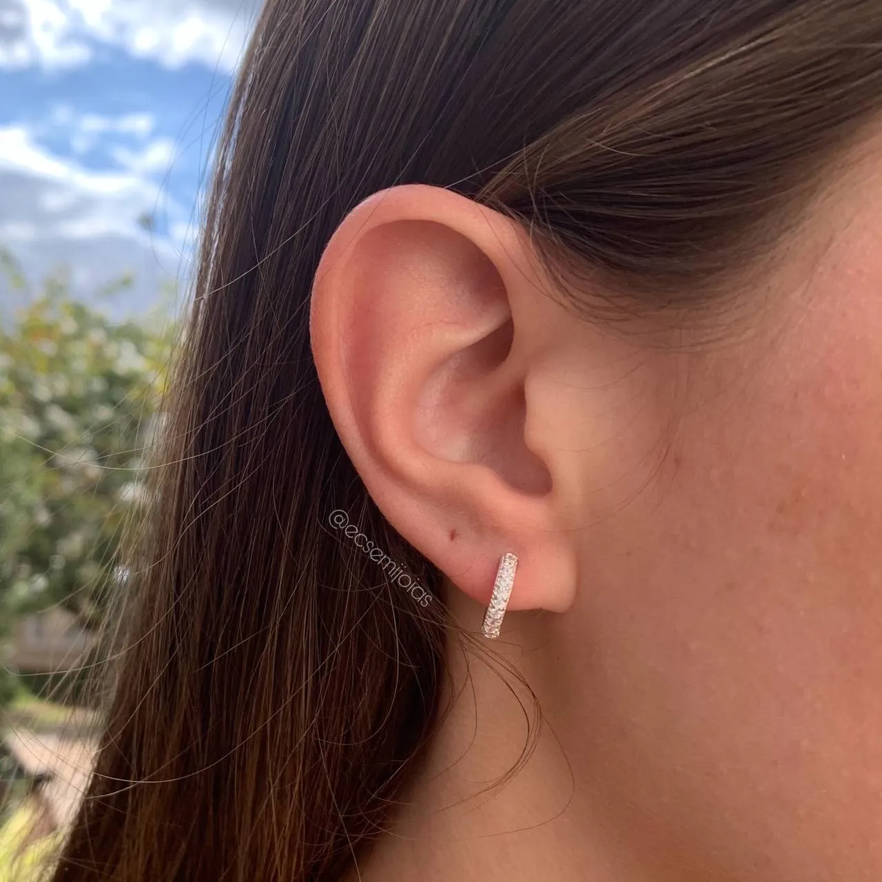 Brinco de argola cravejada com 10 zircônias 13 mm M- banhado a prata 925