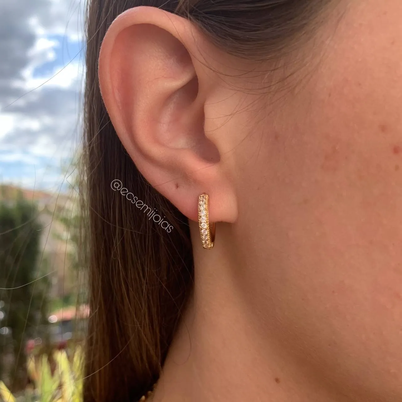 Brinco de argola cravejada com 10 zircônias 16 mm G - banhado a ouro 18k