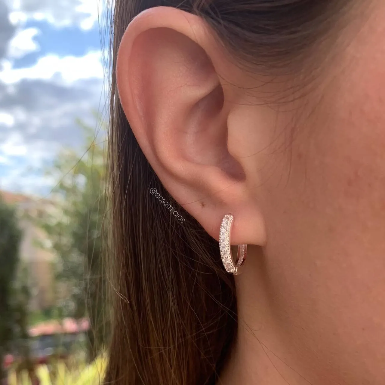 Brinco de argola cravejada com 10 zircônias 16 mm G - banhado a prata 925
