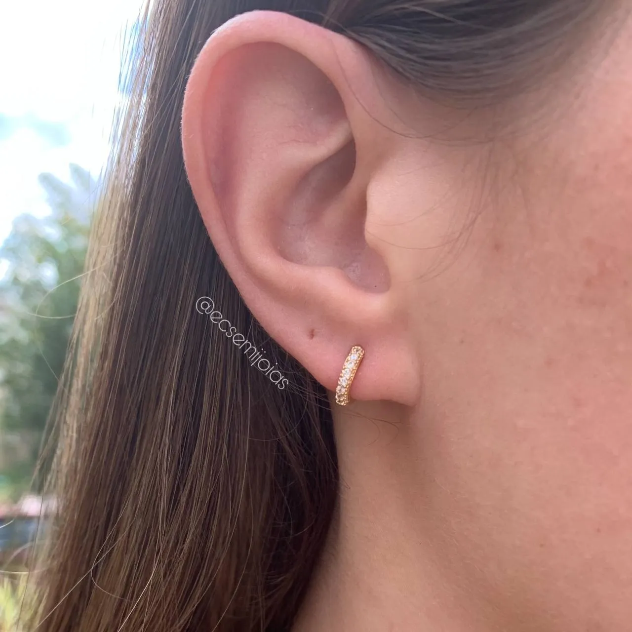 Brinco de argola cravejada com 8 zircônias 1cm  P - banhado a ouro 18k
