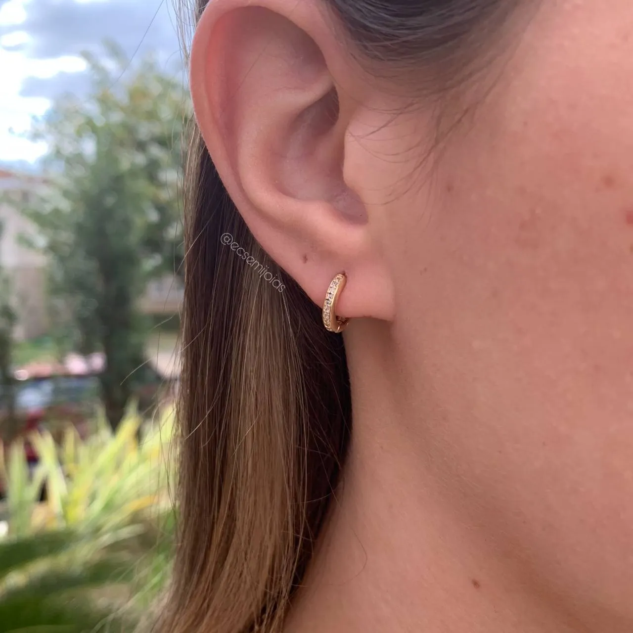 Brinco de argola cravejada com trabalhado de coração 12mm M - banhado a ouro 18k