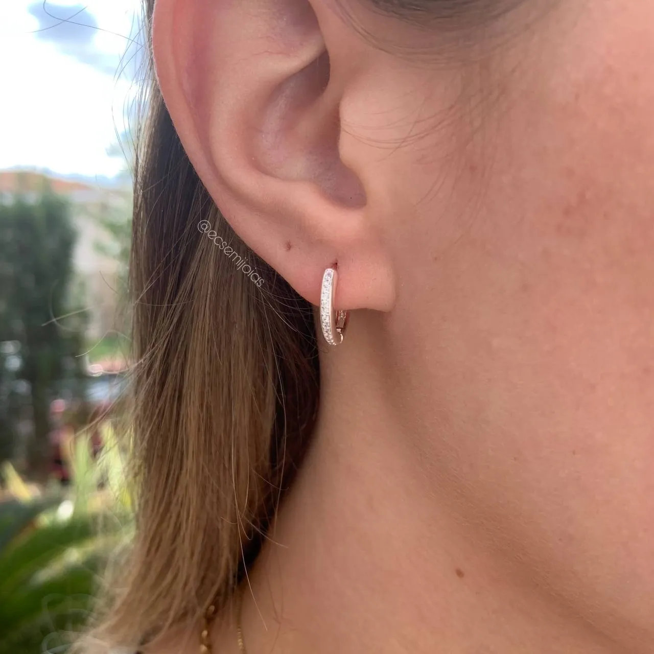 Brinco de argola cravejada com trabalhado de coração 14 mm G - banhado a prata 925