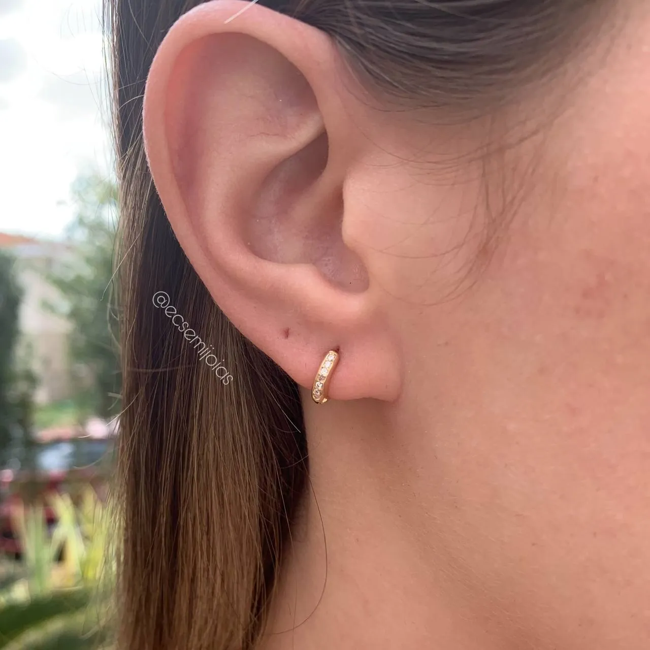 Brinco de argola cravejada com trabalhado de coração 9mm P - banhado a ouro 18k