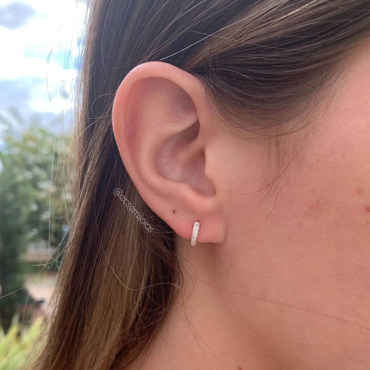 Brinco de argola cravejada com trabalhado de coração 9mm P - banhado a prata 925
