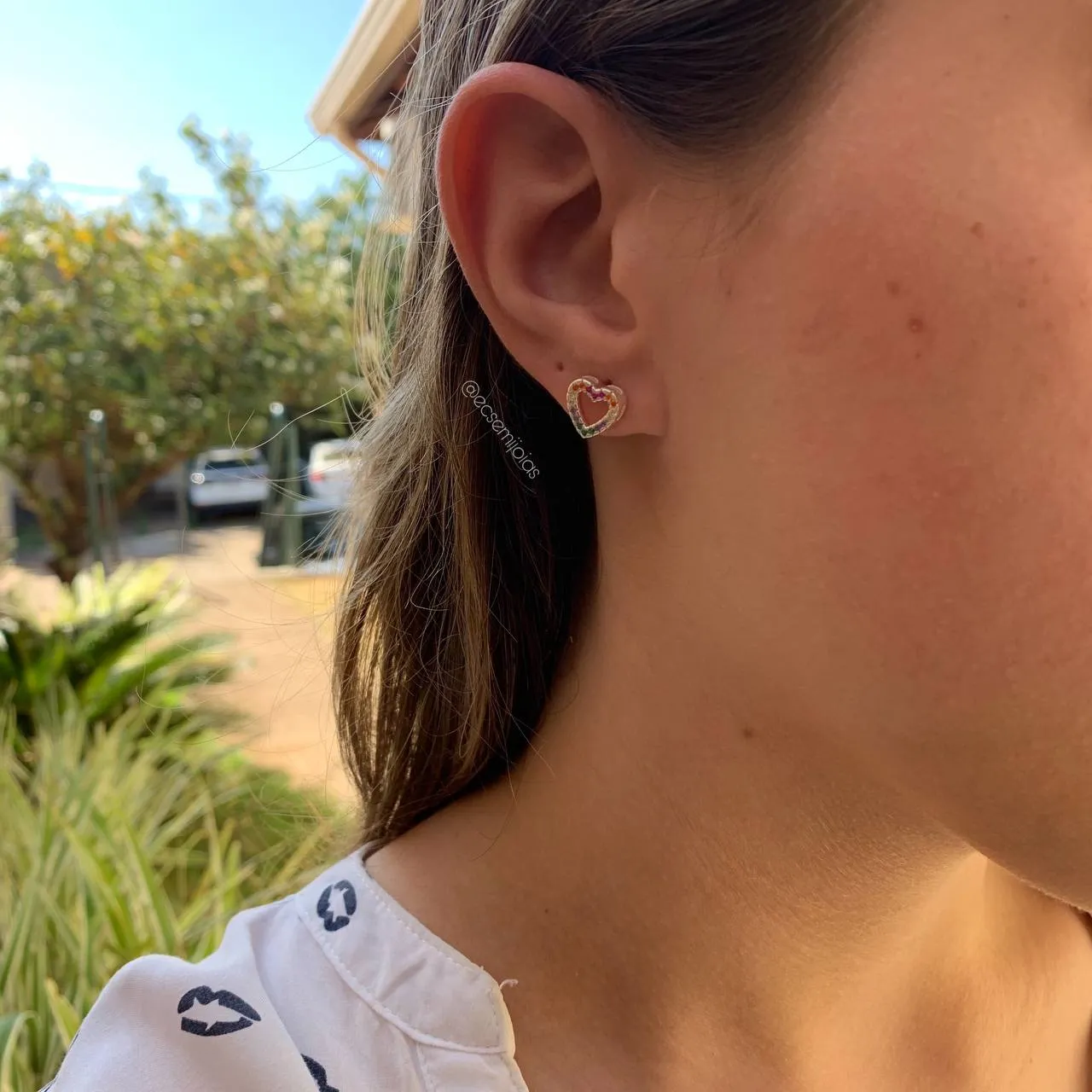 Brinco de coração cravejado - banhado a prata 925