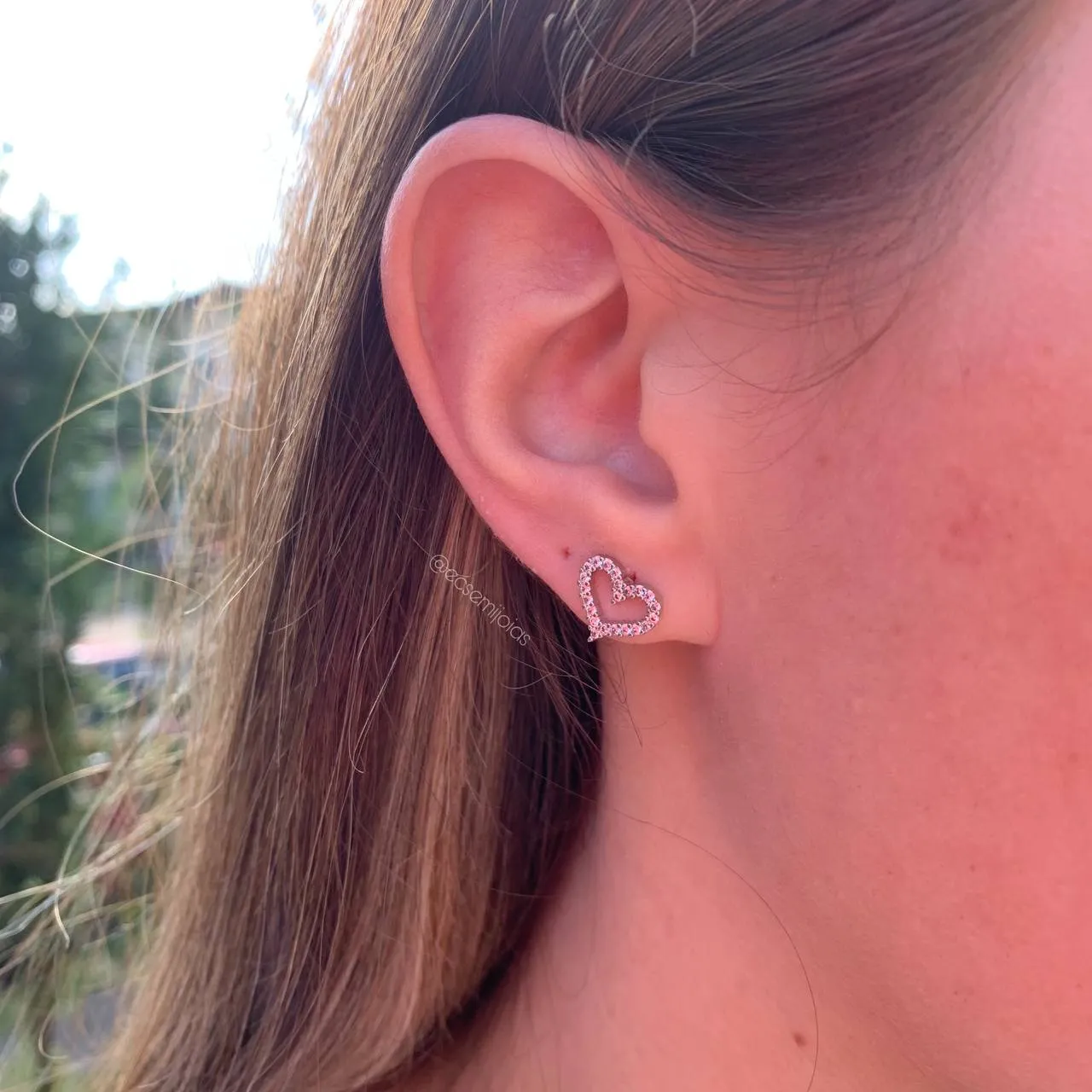 Brinco de coração cravejado - banhado a ródio branco