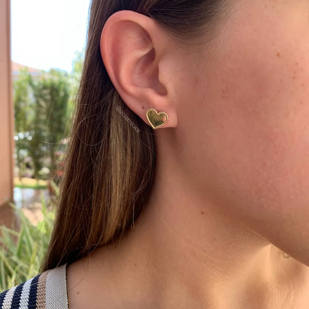 Brinco de coração liso com trabalhado em volta - G 12x10 mm - banhado a ouro 18k