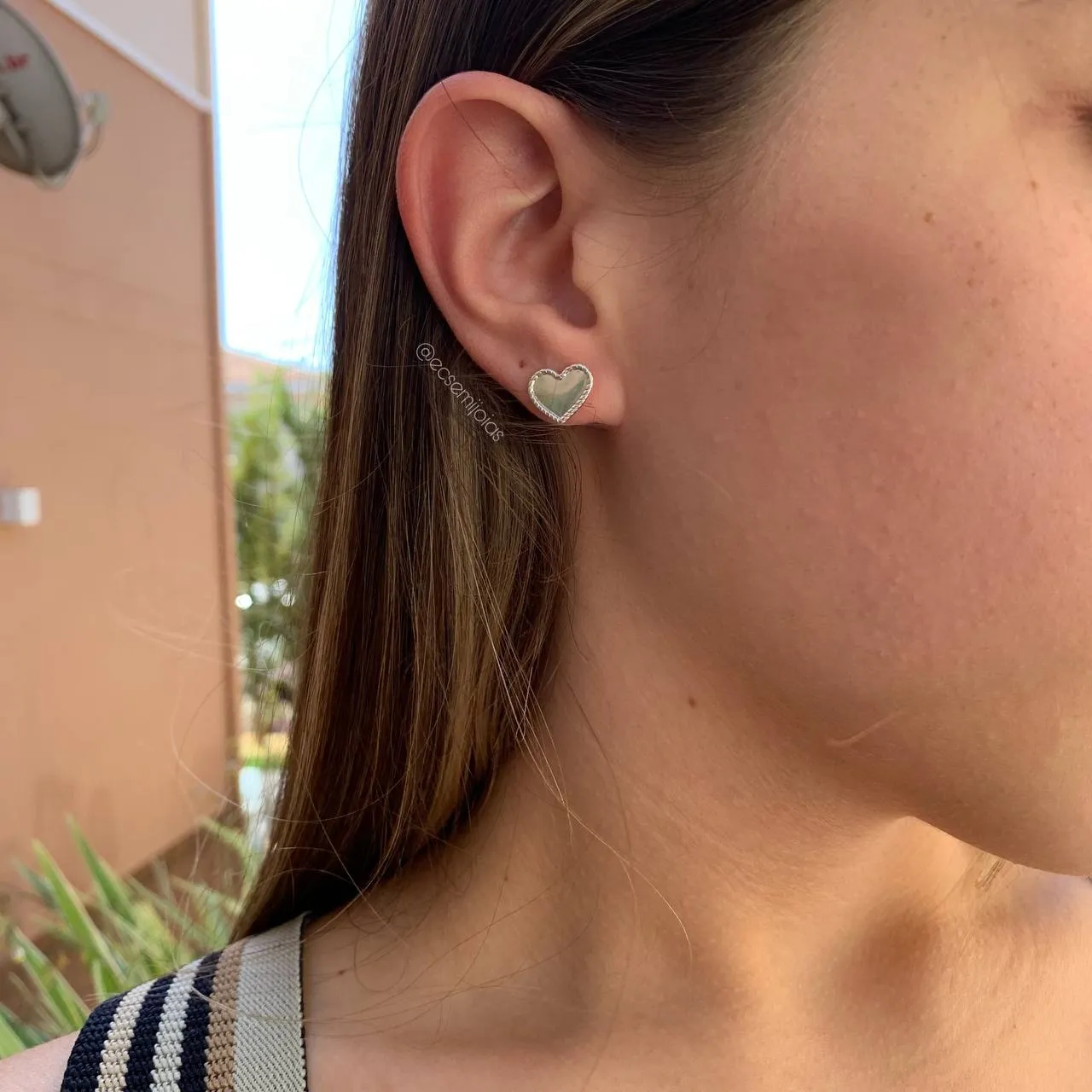 Brinco de coração liso com trabalhado em volta - G 12x10 mm - banhado a prata 925