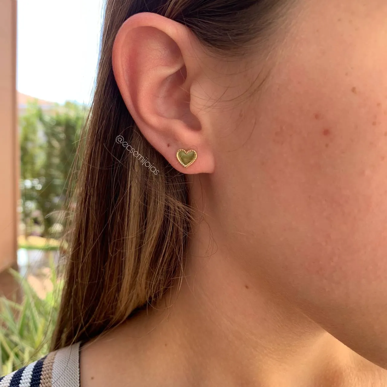 Brinco de coração liso com trabalhado em volta - P 8x7 mm - banhado a ouro 18k