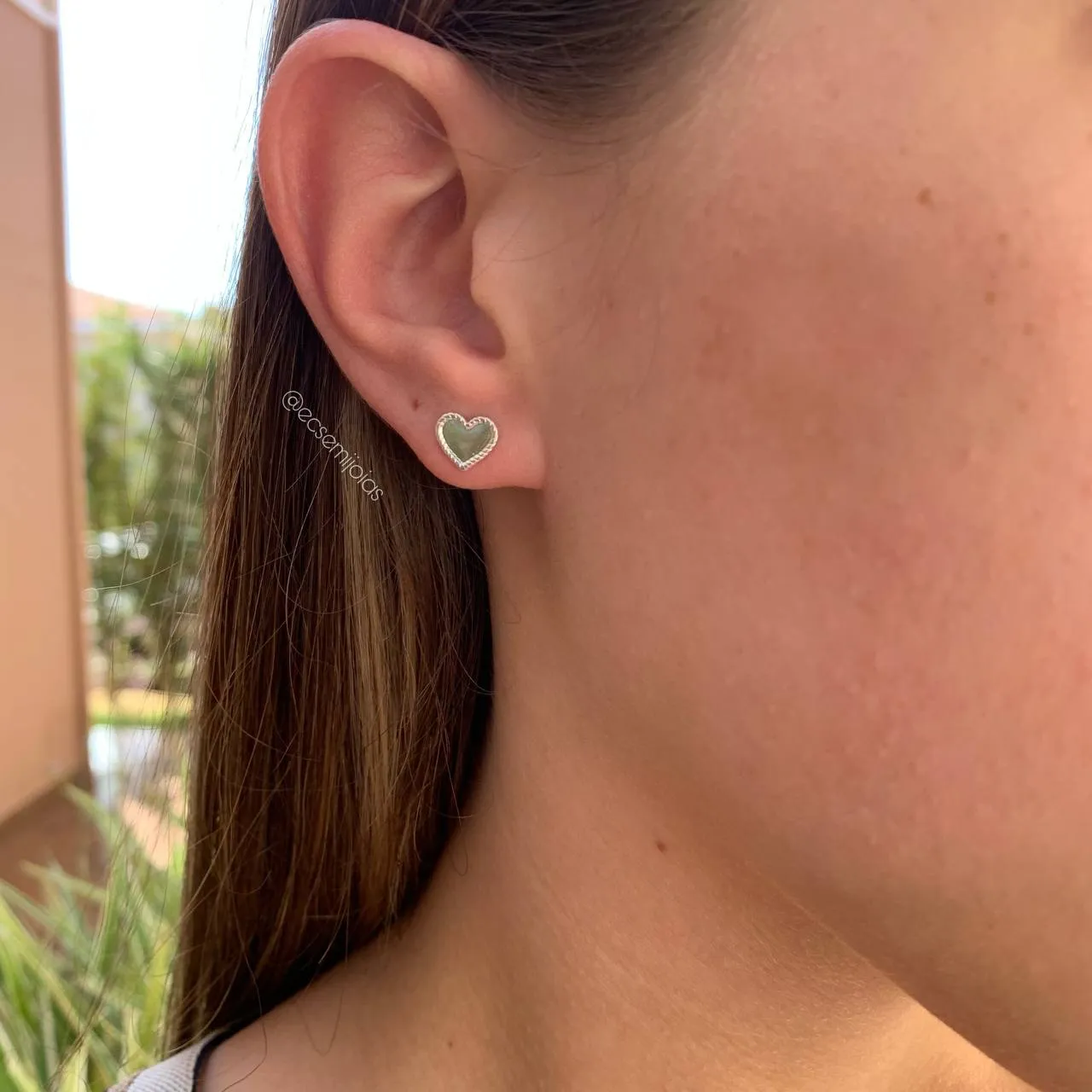 Brinco de coração liso com trabalhado em volta - P 8x7 mm - banhado a prata 925