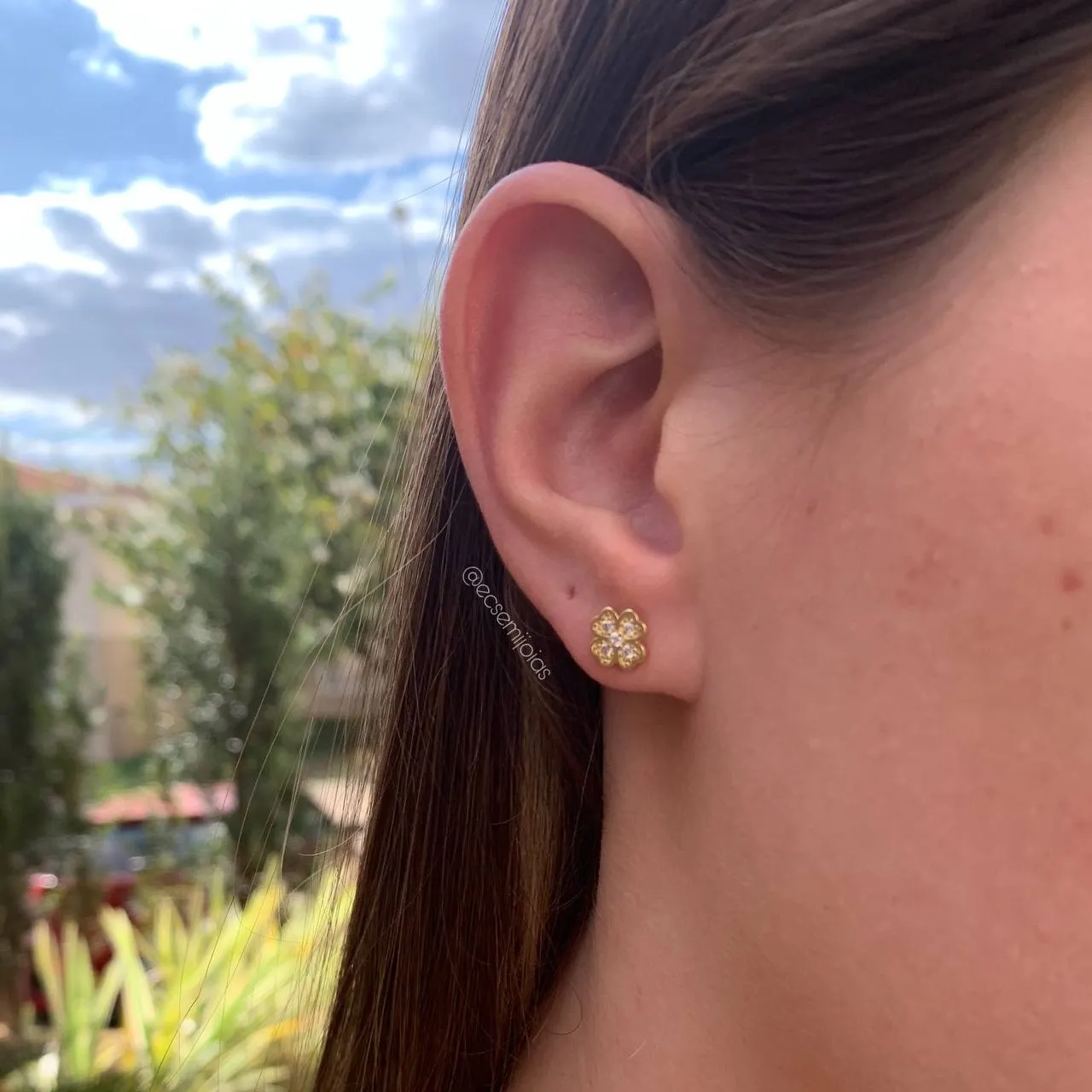 Brinco de flor cravejada - banhado a ouro 18k