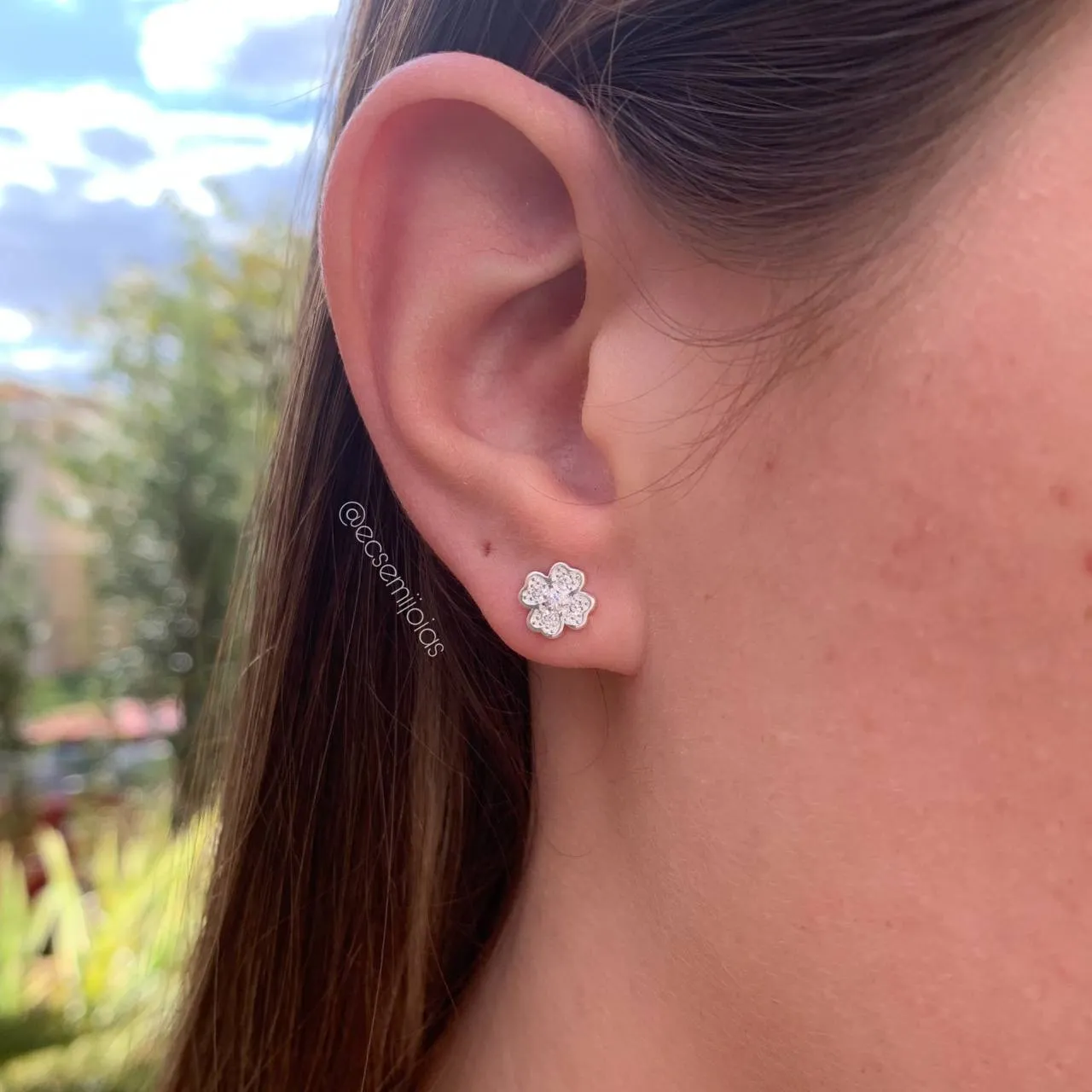 Brinco de flor cravejada - banhado a prata 925