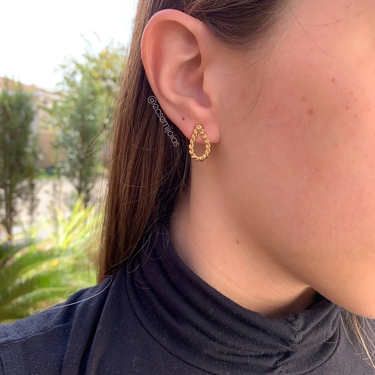 Brinco de gota trabalhada  - banhado a ouro 18k