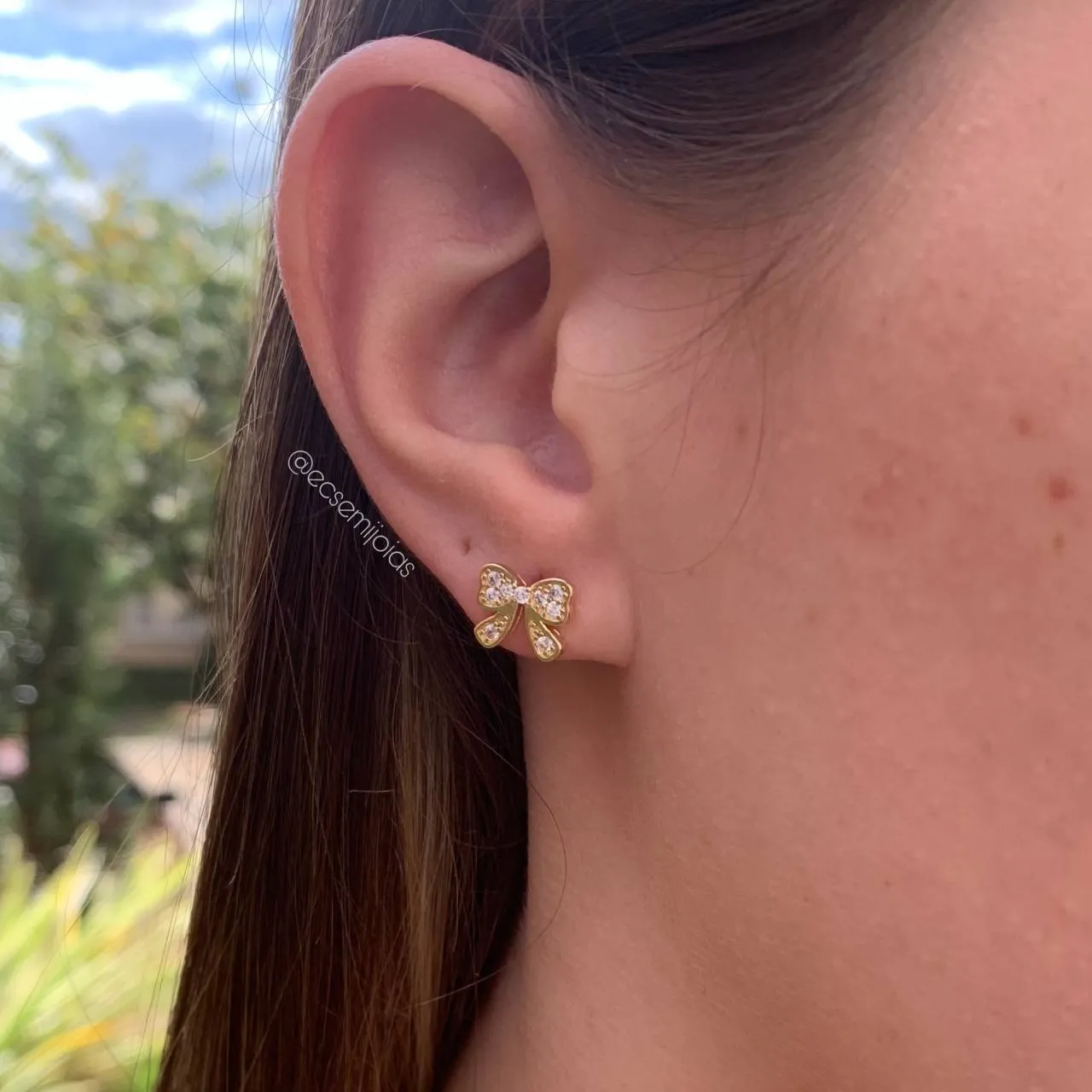 Brinco de laço cravejado - banhado a ouro 18k