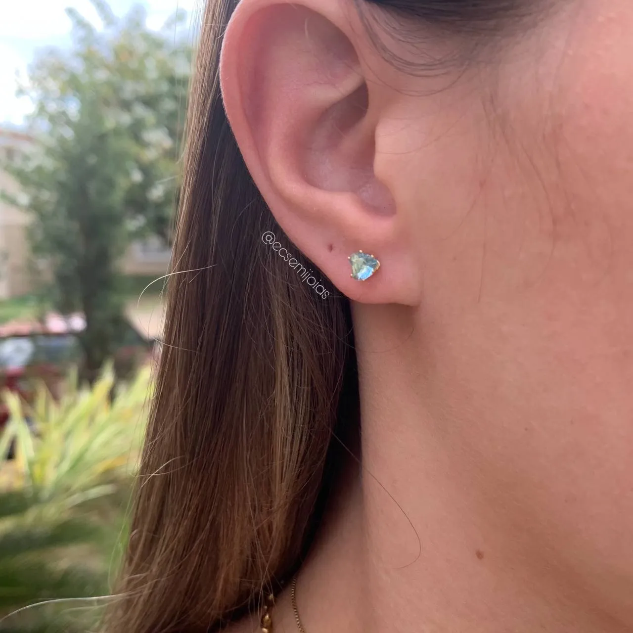 Brinco de pedra em formato de coração 5 mm - banhado a ouro 18k