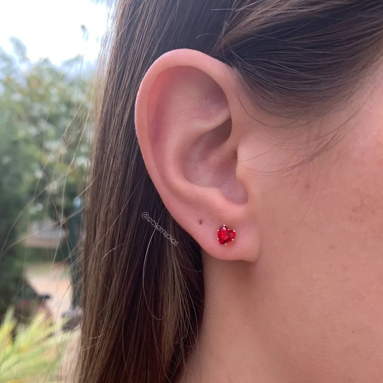 Brinco de pedra em formato de coração 5 mm - banhado a ouro 18k