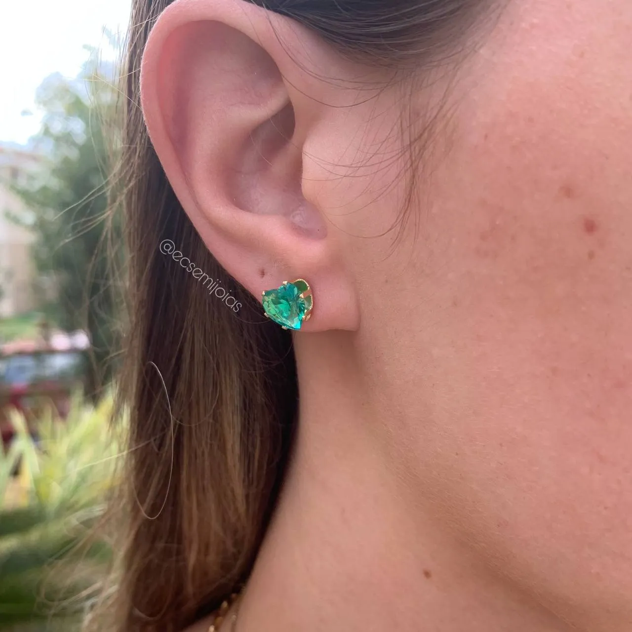 Brinco de pedra em formato de coração 8 mm G  - banhado a ouro 18k