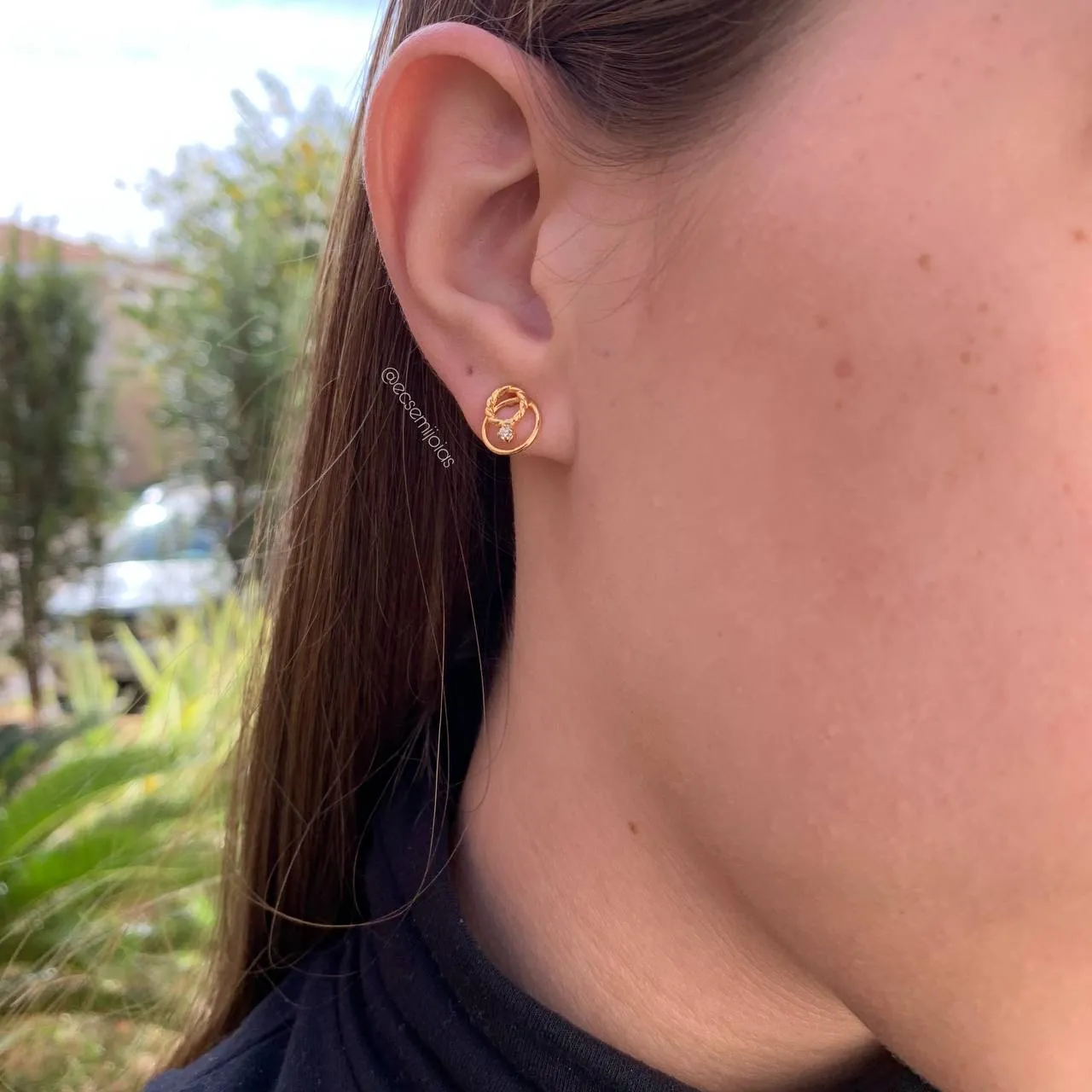 Brinco dois circulos com 1 zircônia  - banhado a ouro 18k
