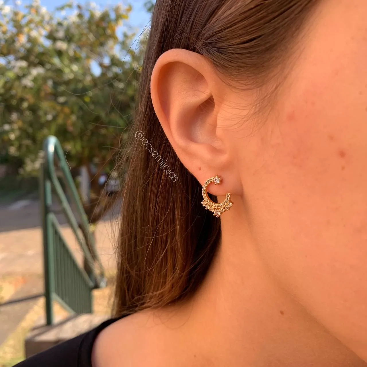 Brinco em formato de c cravejado - banhado a ouro 18k