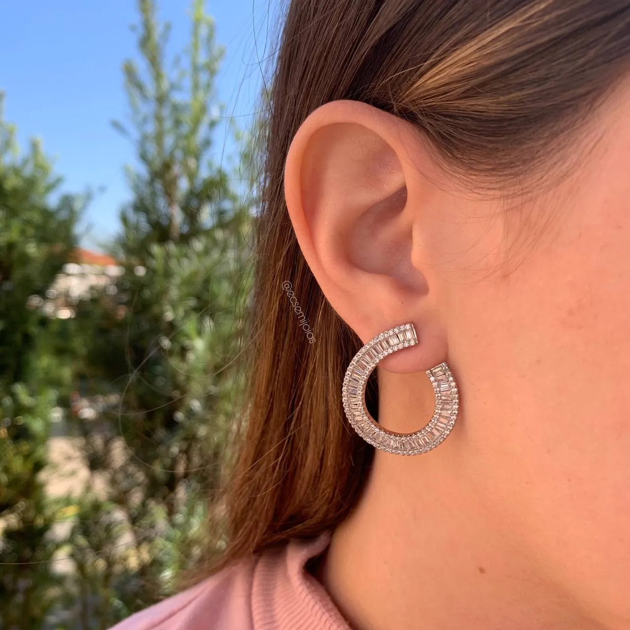Brinco espiral fileira de baguetes - banhado a ródio branco