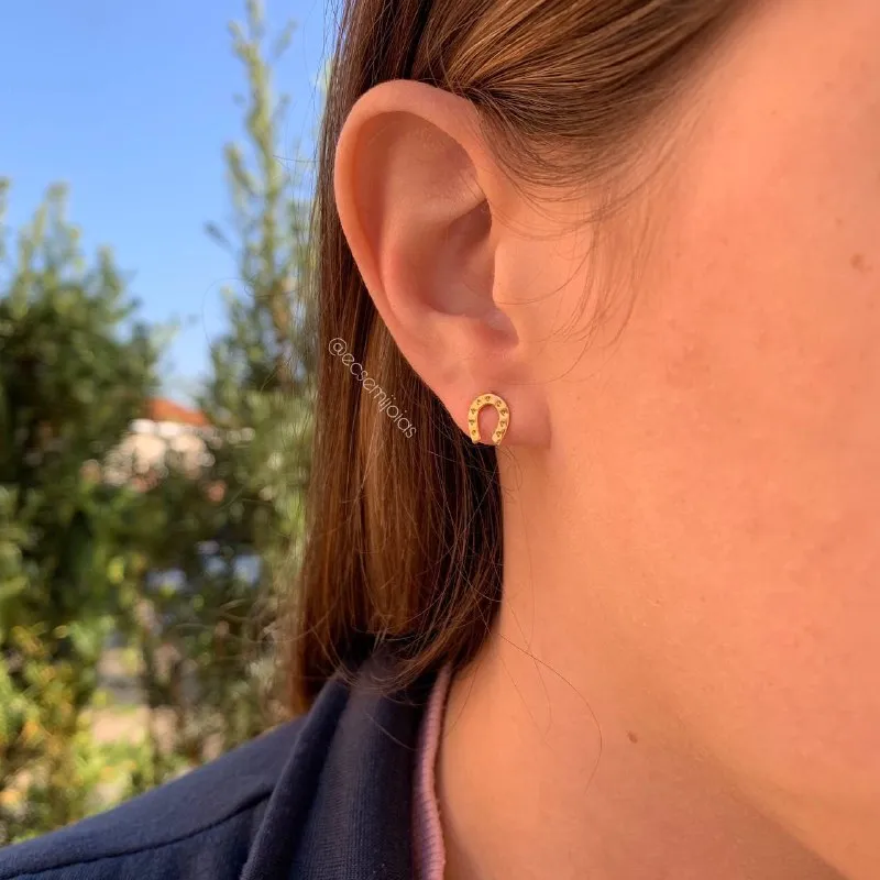 Brinco ferradura liso - banhado a ouro 18k