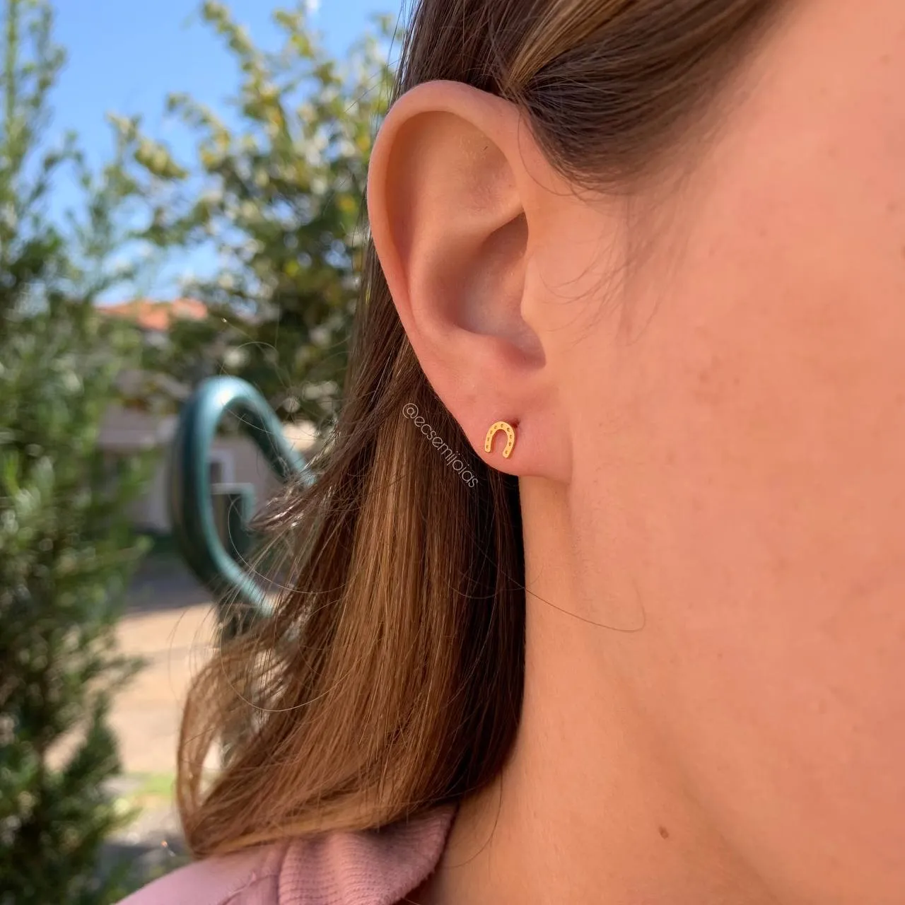 Brinco ferradura liso - banhado a ouro 18k